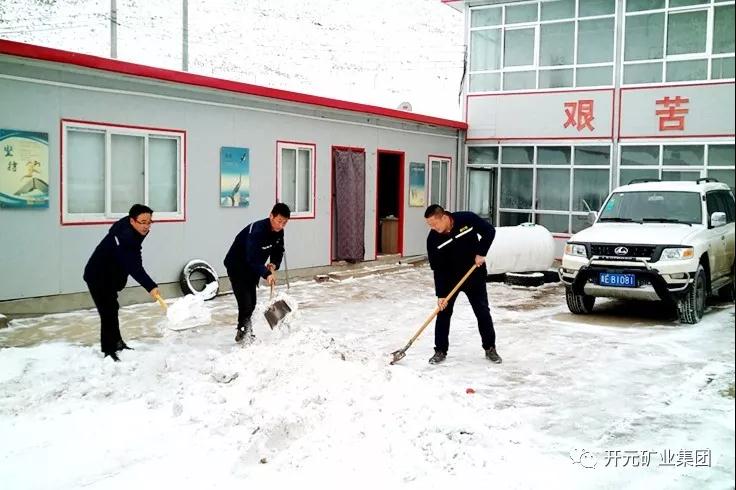 人間四月芳菲盡，山中春雪還復(fù)來