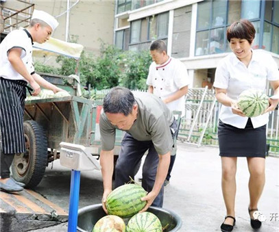 買下一整車西瓜，讓瓜農(nóng)早點回家